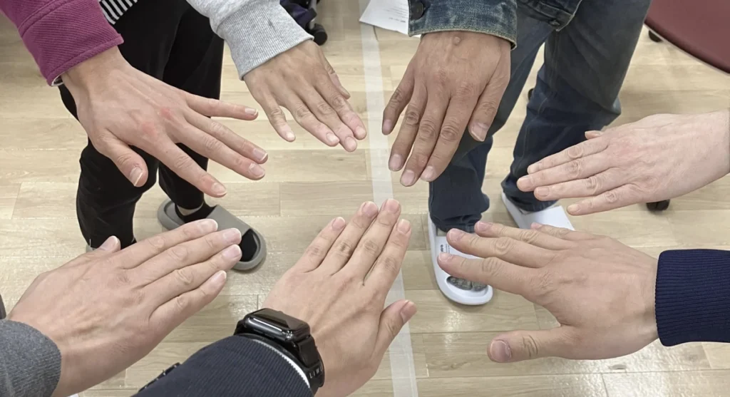 円陣を組んでいる手