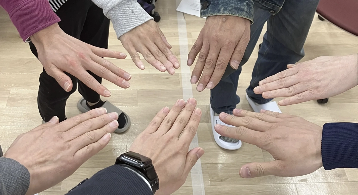 円陣を組んでいる手