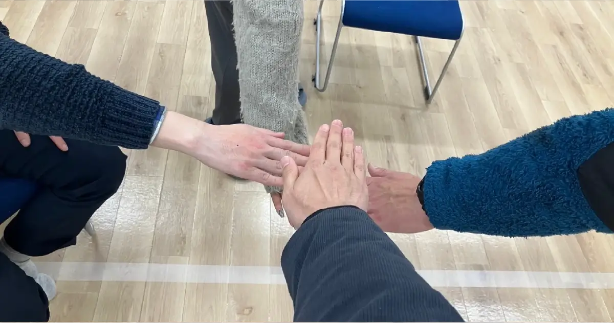 重ね合わせる手